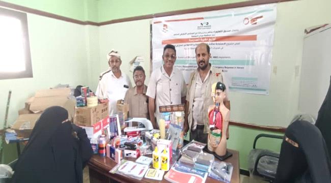 تدشين توزيع الحقيبة المدرسية لطالبات مجمع 22 مايو بالخوخة في الحديدة ...