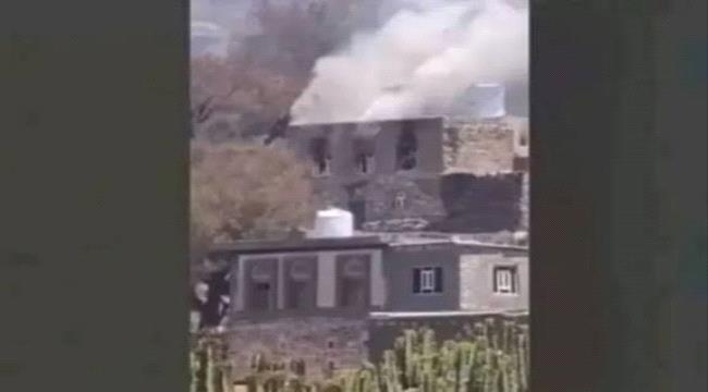 مليشيا الحوثي تنهب وتحرق منزل مواطن في محافظة إب ...