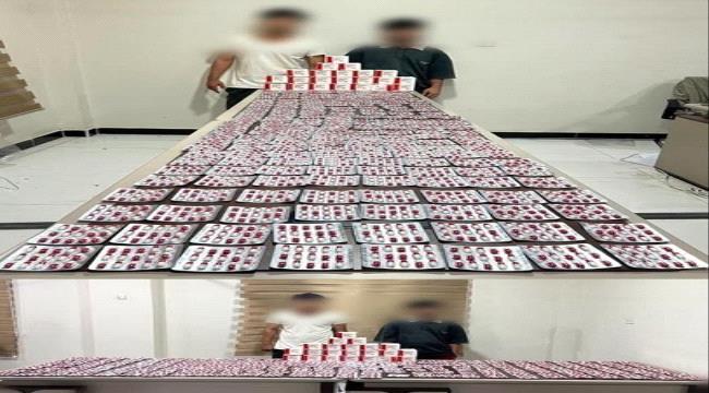 ضبط مروجين للمخدرات بحوزتهما 3300 حبة بريجابالين في المنصورة بعدن ...