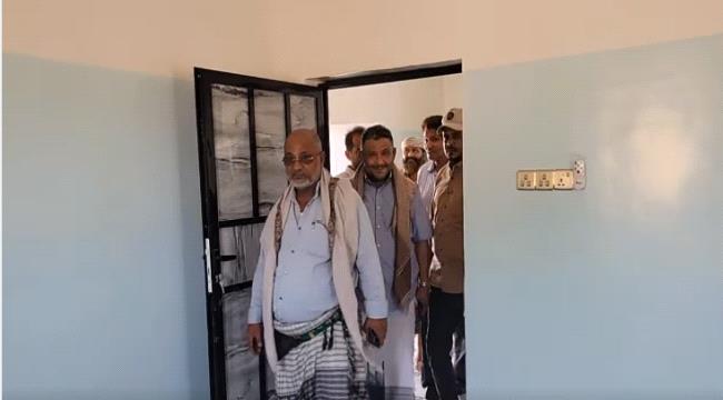 عليان والأهدل يتسلمان وحدة صحية بالخوخة بتمويل من طارق صالح