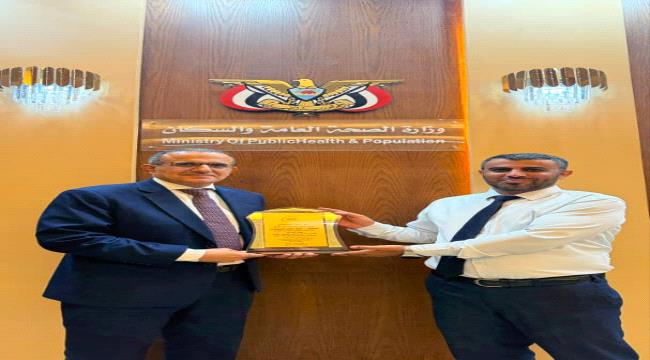 وزير الصحة يكرّم الدكتور أحمد السعيدي بدرع التميز المؤسسي تقديراً لإسهاماته في تطوير نظم المعلومات الصحية ...