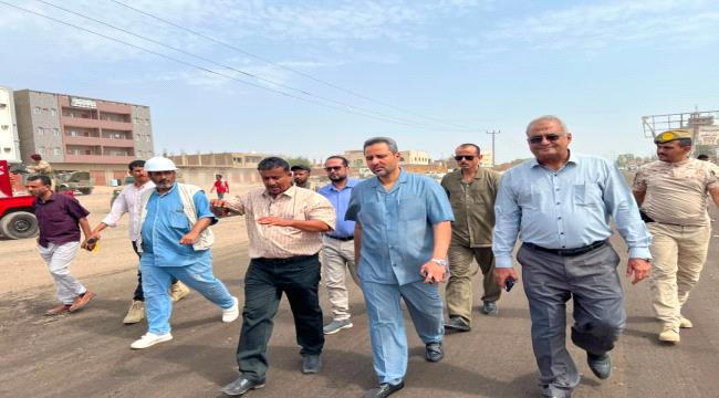 بتوجيهات وزير الأشغال ومتابعة محافظ لحج.. بدء سفلتة طريق الحوطة – نوبة دكيم ...