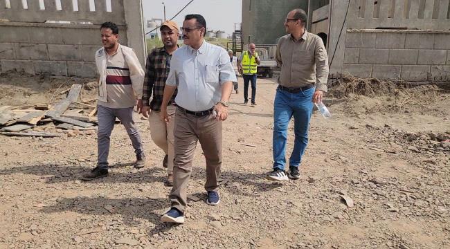 الداؤودي وباخبيرة يتفقدان موقع مشروع محطة تحلية مياه البحر في البريقة بعدن ...