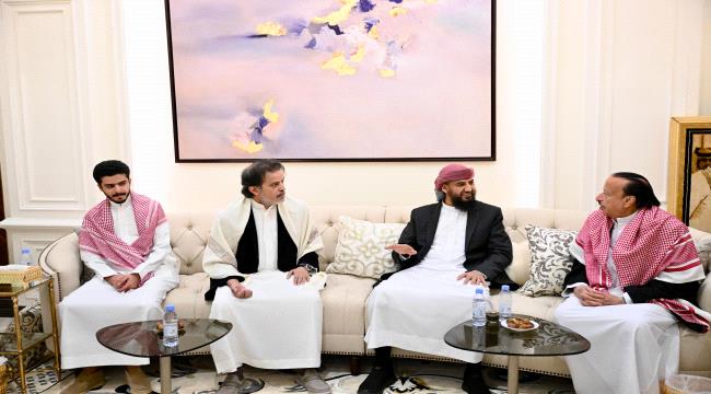 عضو مجلس القيادة الرئاسي عبدالرحمن المحرّمي يقدم واجب العزاء في وفاة الرئيس السابق عبدربه منصور هادي ...