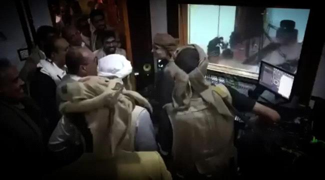 استمراراً لسياسة نهب الممتلكات.. مليشيا الحوثي تصادر منزلاً لشخصية قبلية في البيضاء وتحوله لمحطة إذاعية ...