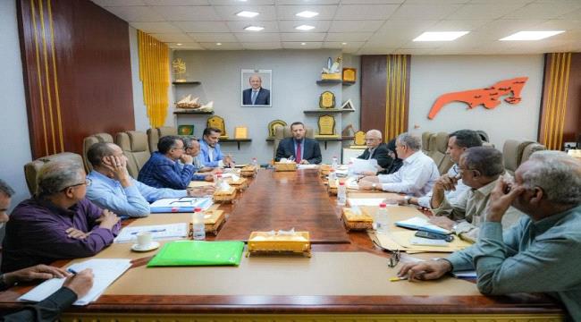 اجتماع برئاسة المحافظ عبدالرحمن شيخ يعتمد مشاريع لتحلية المياه وتأهيل الطرق بعدن ...