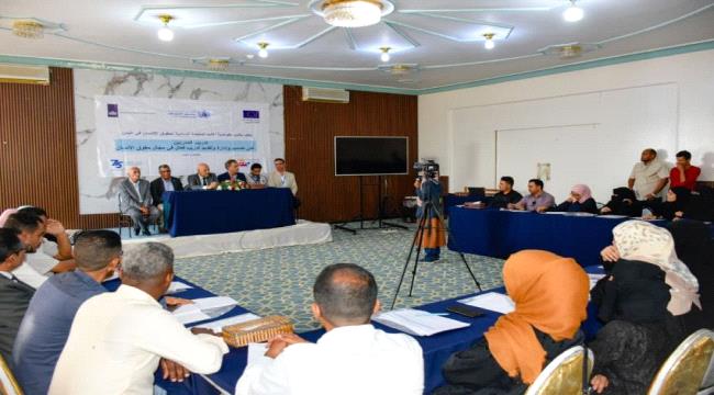 محافظ تعز يدشن دورة لتأهيل مدربي حقوق الإنسان ويبحث مع المفوضية أوضاع النزلاء ...