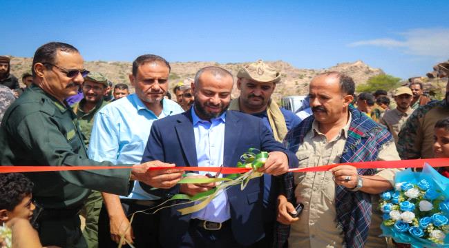 محافظ الضالع يفتتح مشاريع تنموية وخدمية بمديريتي الحصين والشعيب ...