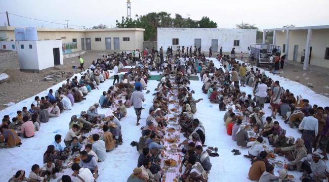 بأجواء رمضانية.. خلية المقاومة الوطنية الإنسانية ترعى مائدة إفطار جماعي كبرى في ريف المخا ...