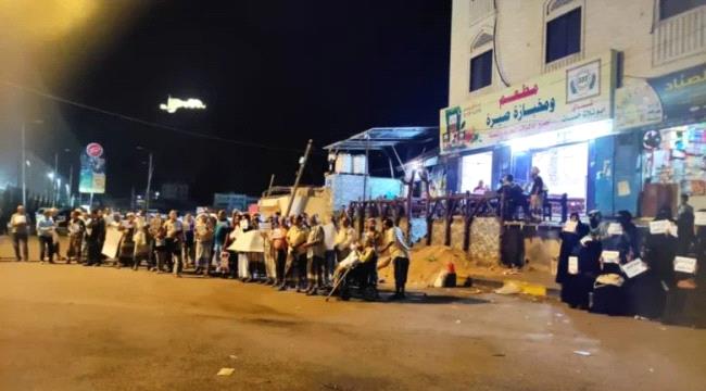 بعد وقفات احتجاجية في عدن.. تحرك حكومي لإنهاء أزمة رواتب الموظفين النازحين ...
