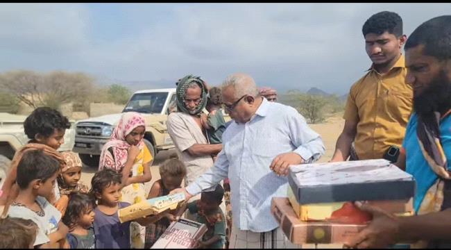 توزيع 500 كسوة عيد للأطفال الأيتام والفقراء في حيس بدعم العميد الوحيش ...