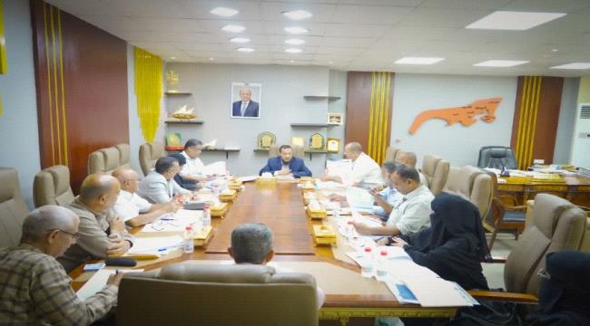 محافظ عدن يناقش تحديات المياه والصرف الصحي ويوجه بإعداد خطة إصلاح عاجلة ...