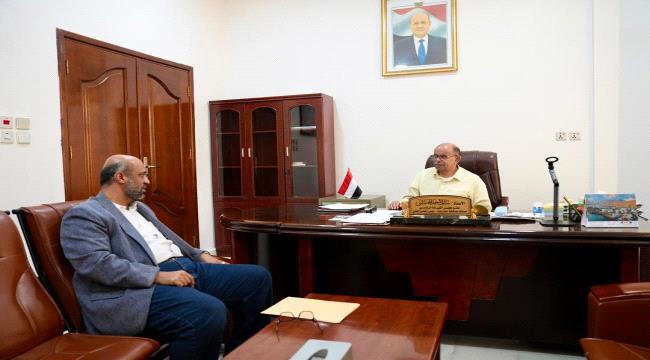 الخنبشي يناقش مع رئيس هيئة المصائد أوضاع ميناء الشحر وإشكاليات القوارب المتوقفة ...