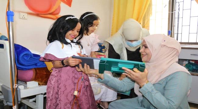 تعز: الدكتورة إيلان عبدالحق تتفقد مرضى الأورام والعناية المركزة وتوزع هدايا العيد ​ ...