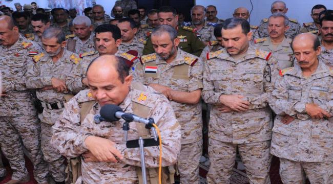 رئيس هيئة الأركان يؤدي صلاة العيد مع القادة والمشايخ بمأرب وينقل تحايا القيادة السياسية للمرابطين ...