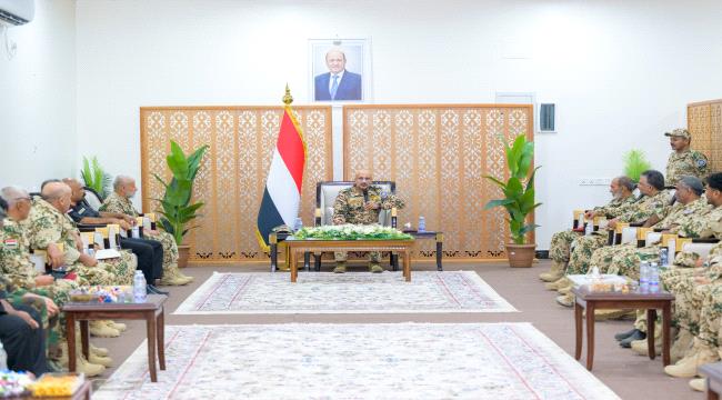 عضو مجلس القيادة الرئاسي طارق صالح يترأس اجتماعاً عسكرياً لقيادات محوري 