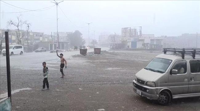 هطول أمطار متوسطة الشدة على مدينة زنجبار بأبين وسط استمرار التقلبات الجوية ...
