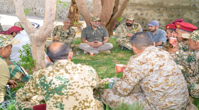 عضو مجلس القيادة طارق صالح يشيد ببطولات أبناء تهامة والزرانيق ويتبادل التهاني مع قيادات محور الحديدة ...