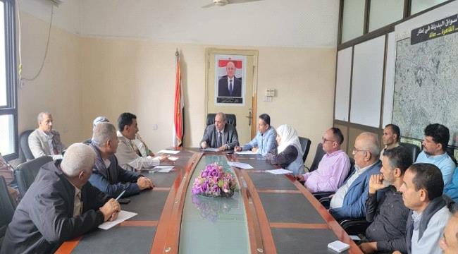 تعز: المخلافي يوجه برفع الجاهزية وتشكيل غرفة عمليات تزامناً مع موسم الأمطار ...