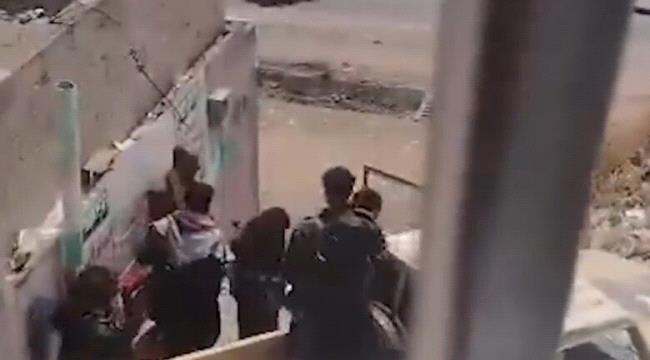 إب: عناصر حوثية تعتدي بوحشية على مواطن أمام أسرته وأطفاله وسط غضب شعبي عارم ...