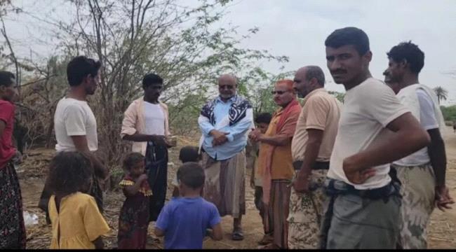 بتوجيهات من محافظ الحديدة.. مدير عام الخوخة يزور أسرتين متضررتين من حريق بـ 