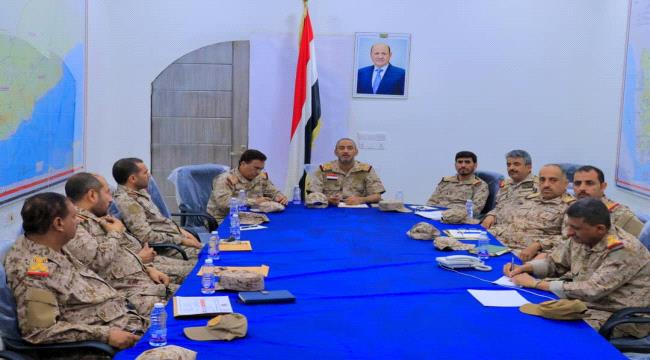 رئيس الأركان يترأس اجتماعاً موسعاً لقادة المناطق العسكرية ويشدد على رفع الجاهزية القتالية ...