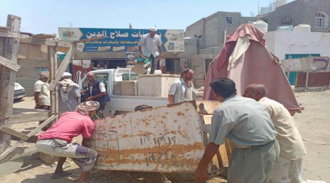 حملة لإزالة المظاهر العشوائية وتنظيم الحركة المرورية في عدد من شوارع البريقة ...