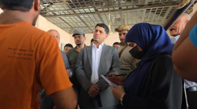 وزير حقوق الإنسان يطلع على أوضاع نزلاء السجن المركزي في عدن ...
