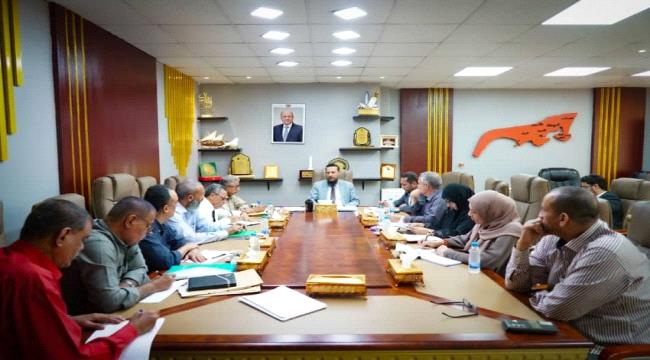 محافظ عدن يناقش إنشاء 4 محطات لتحلية المياه  ...
