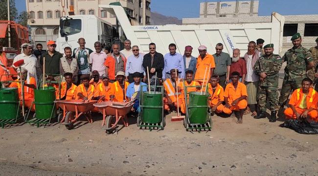 أنعم والداؤودي يدشنان حملة واسعة لرفع الأتربة والمخلفات من شوارع مديرية البريقة ...