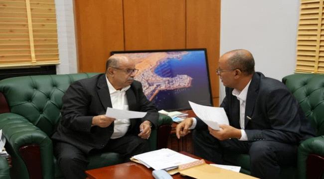محافظ حضرموت يناقش احتياجات سيئون ويأمر باستئناف مشروع كهرباء دوعن ...