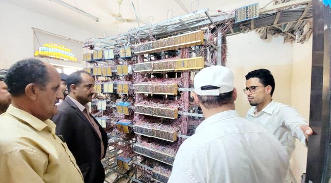 مدير عام قعطبة الشاعري يتفقد سنترال المديرية لبحث انقطاع الاتصالات  ...