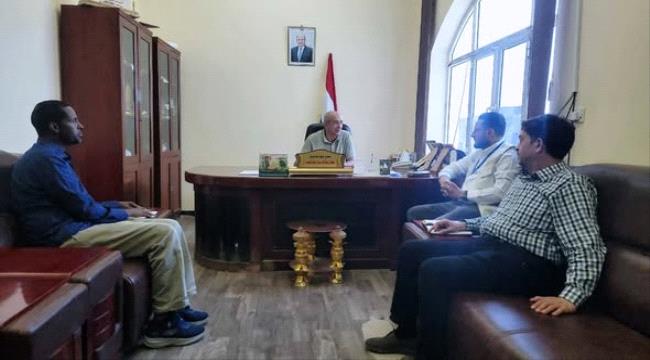 مدير عام المخا يناقش مع 