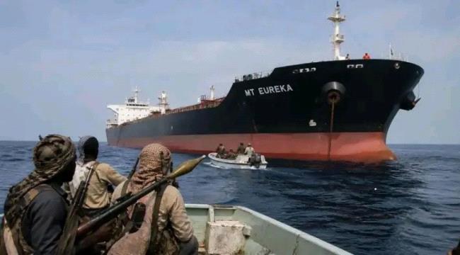 قراصنة صوماليون يرفعون فدية الناقلة «يوريكا» إلى 10 ملايين دولار وتدهور أوضاع البحارة المصريين ...