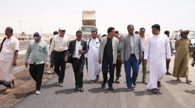 محافظ المهرة يتفقد سير العمل في مشروع المدخل الجنوبي لمدينة الغيضة ...