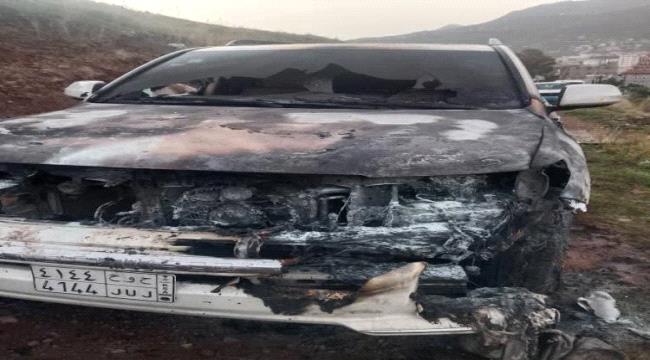 إحراق سيارة مغترب يمني عقب وصوله لقضاء إجازة العيد في محافظة إب ...