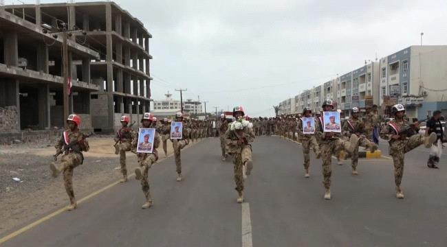 المقاومة الوطنية تشيع جثمان الشهيد العقيد إبراهيم الماعطي في مدينة المخا بمراسم عسكرية رسمية ...