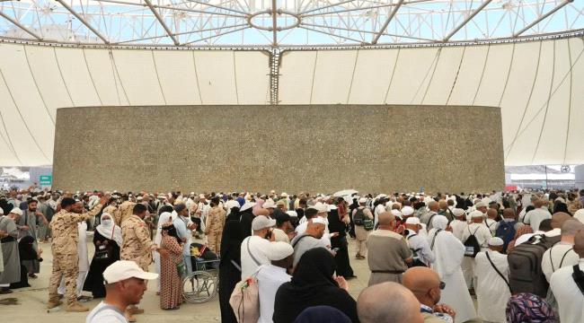ضيوف الرحمن يبدأون رمي جمرة العقبة الكبرى في مشعر منى ...