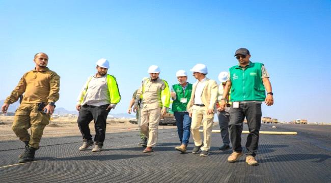 محافظ عدن يتفقد أعمال تطوير مدرج مطار عدن الدولي ويحذر من اعتداءات الحوثيين ...