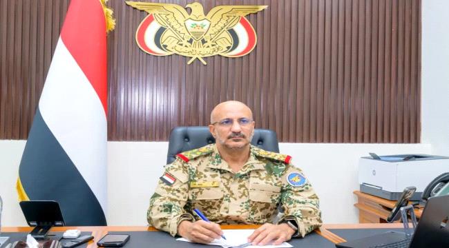 اتصال هاتفي بين طارق صالح وقائد محور تعز للوقوف على سير العمليات والتطورات الميدانية