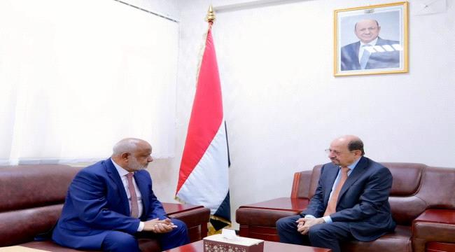 محافظ الحديدة الطاهر يطلع رئيس الوزراء على تطورات التصعيد العسكري لمليشيات الحوثي