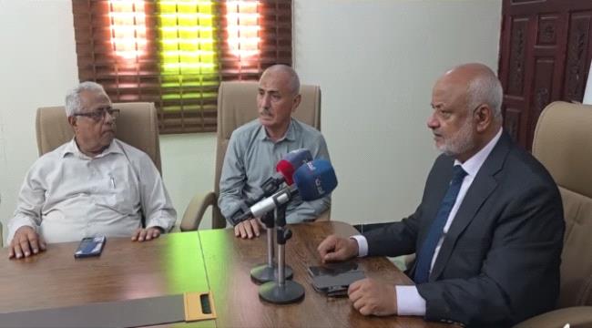 محافظ الحديدة يعقد اجتماعاً لمناقشة خطة طارئة لمواجهة تحديات النزوح
